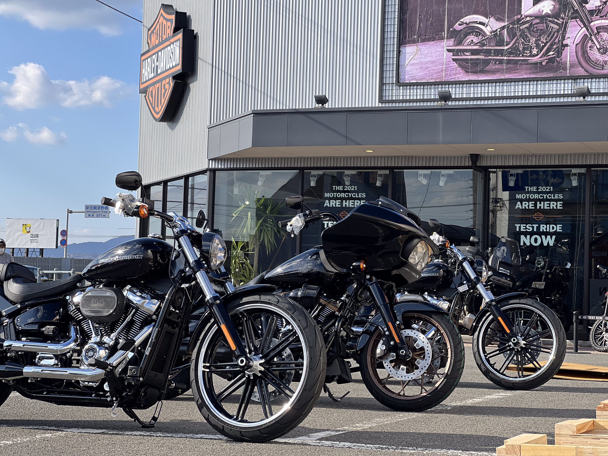 ハーレーダビッドソン徳島 新車がどんどん入荷しております やっとharley Davidsonの入荷がコロナ前に徐々に戻りつつあります 今日は成約車の ブレイクアウト114 Fxbrs が２台とやっと展示できる車両で Newモデルの ロードグライドst Fltrxst