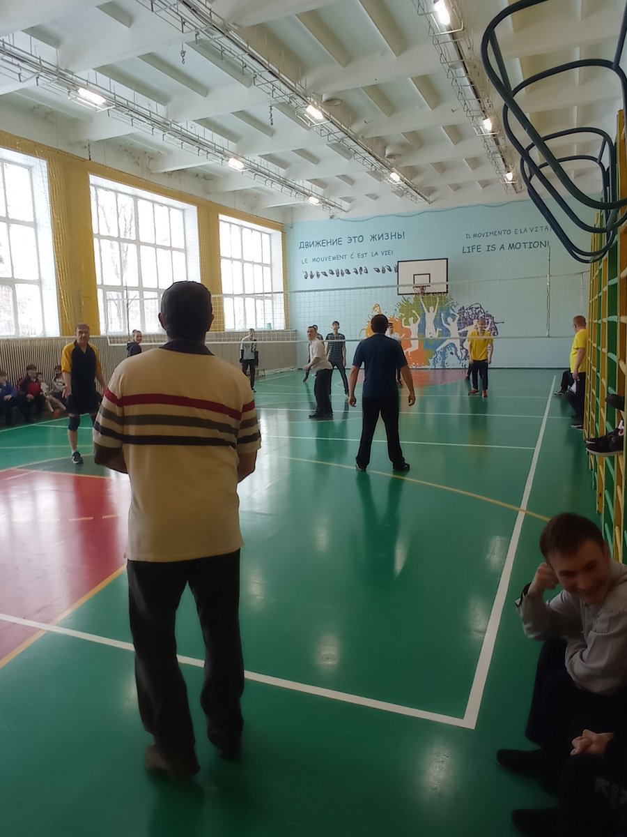Internat5tlt's tweet photo. В честь 23 февраля в нашей школе прошел товарищеский матч по волейболу. Ученики против педагогов! https://t.co/Y1YYbiDoFZ