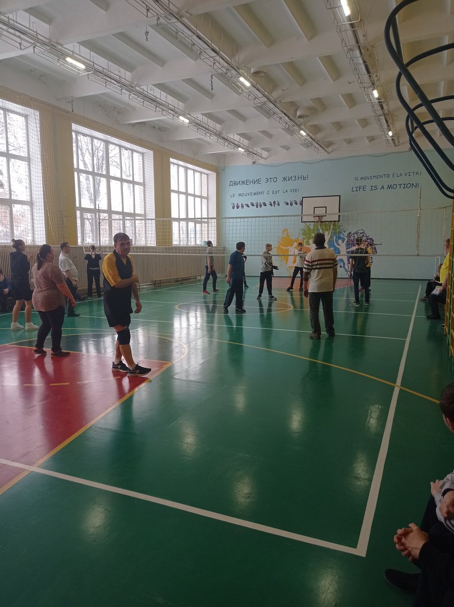 В честь 23 февраля в нашей школе прошел товарищеский матч по волейболу. Ученики против педагогов!