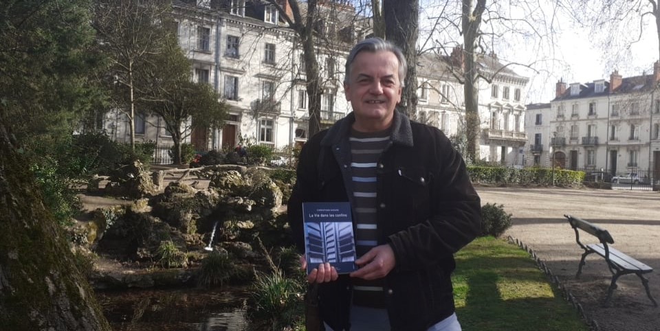 citeradio's tweet photo. Christian GOUIN, professeur de lettre à #Chinon, est aussi écrivain et il sort dès maintenant 📅son nouveau #roman📚 "La Vie dans les Confins". Pour cette occasion, nous sommes partis à sa rencontre ! Pour en savoir plus, c'est ici :  https://t.co/pajyrQoAmI 
#tours #interview https://t.co/NcikSlYQ1O