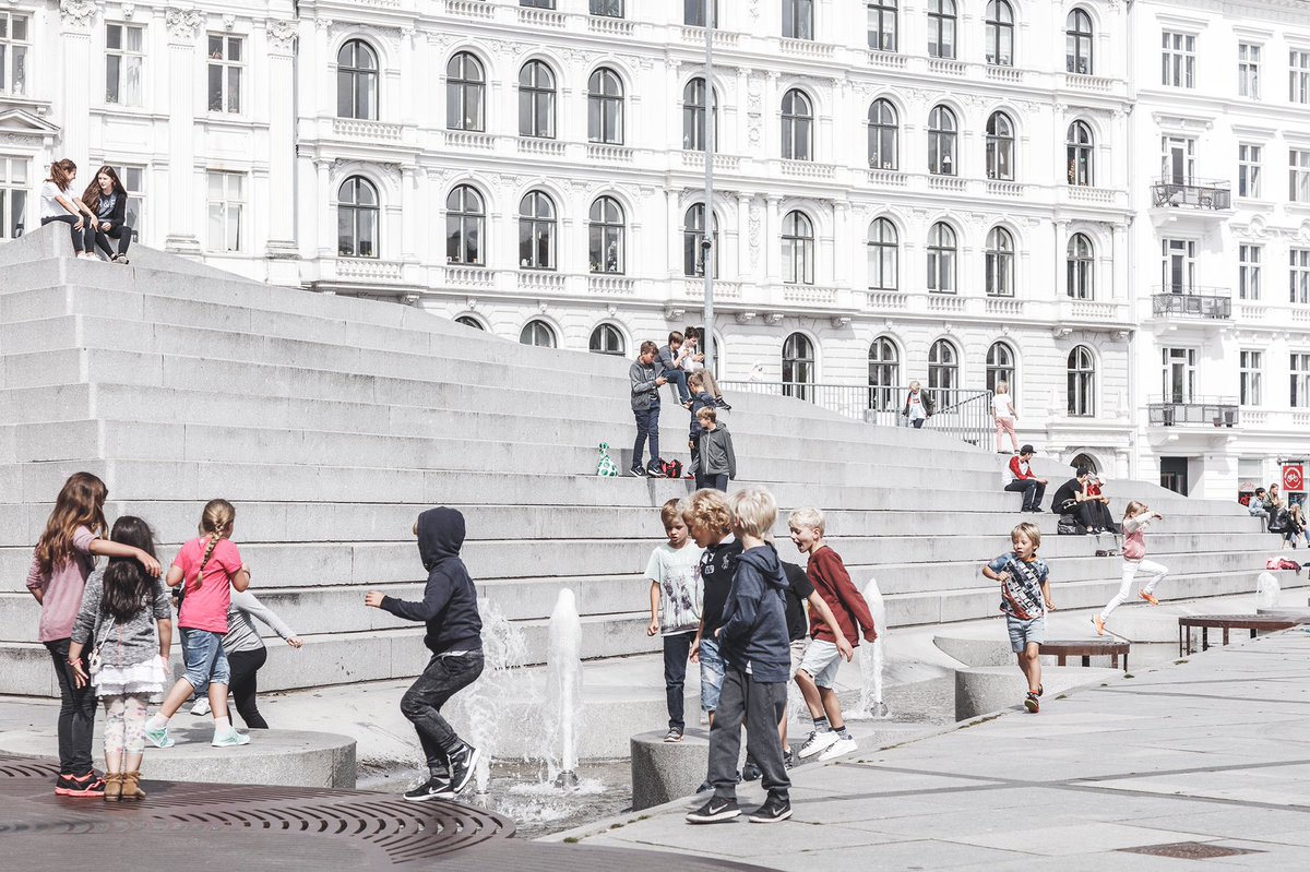 Plaza de Israel. Copenhague, 2014. Sweco Architects. “Está construida sobre las murallas históricas, con el fin de crear un espacio público que se desplegara, abriera e involucrara a los ciudadanos de la ciudad en la vida y actividades al aire libre”. #DimartsUrbans #Arquitectura