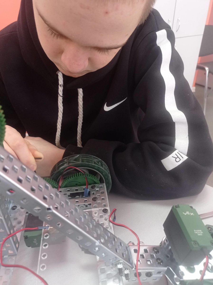 День 2"Умных каникул"посвящен программированию роботов.Ребята познакомились с 
микроконтроллером Arduino, установили необх.ПО,работали с драйверами и библиотекой программы,подключили к роботу датчики. До встречи на 3 дне каникулярной смены!
<a href="/pu_monso/">Поволжское управление МОиН СО</a> <a href="/Volzhsky_adm/">Администрация Волжского района</a>