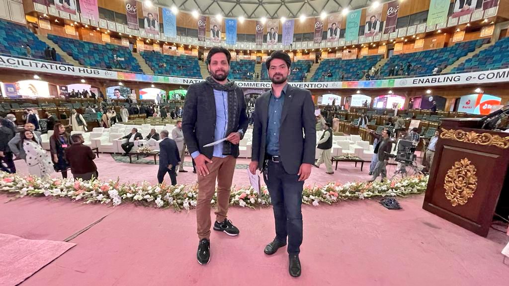 ShakirAbbasi22's tweet photo. ای۔تجارت پورٹل کی لانچنگ تقریب سے @AbdulqadirARY کےساتھ۔
کامیاب پروگرام اور کل پیش کی گئی پریزینٹیشن سے معلوم ہوا کہ وزیراعظم کے معاون خصوصی برائے ای کامرس سینیٹر عون عباس بپی بھرپور لگن کے ساتھ بہترین کام کررہے ہیں جس پر انہیں خراج تحسین۔ @AonAbbasPTI
#ecommerceforeveryone https://t.co/BiqjuvC9pb