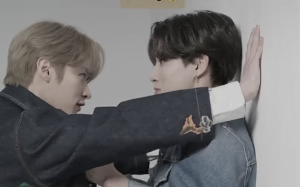 Минхо и хан kiss. Минсоны stray kids обнимаются. Minsung stray kids. Минсоны stray kids поцелуй. Хан джисон поцелуй.