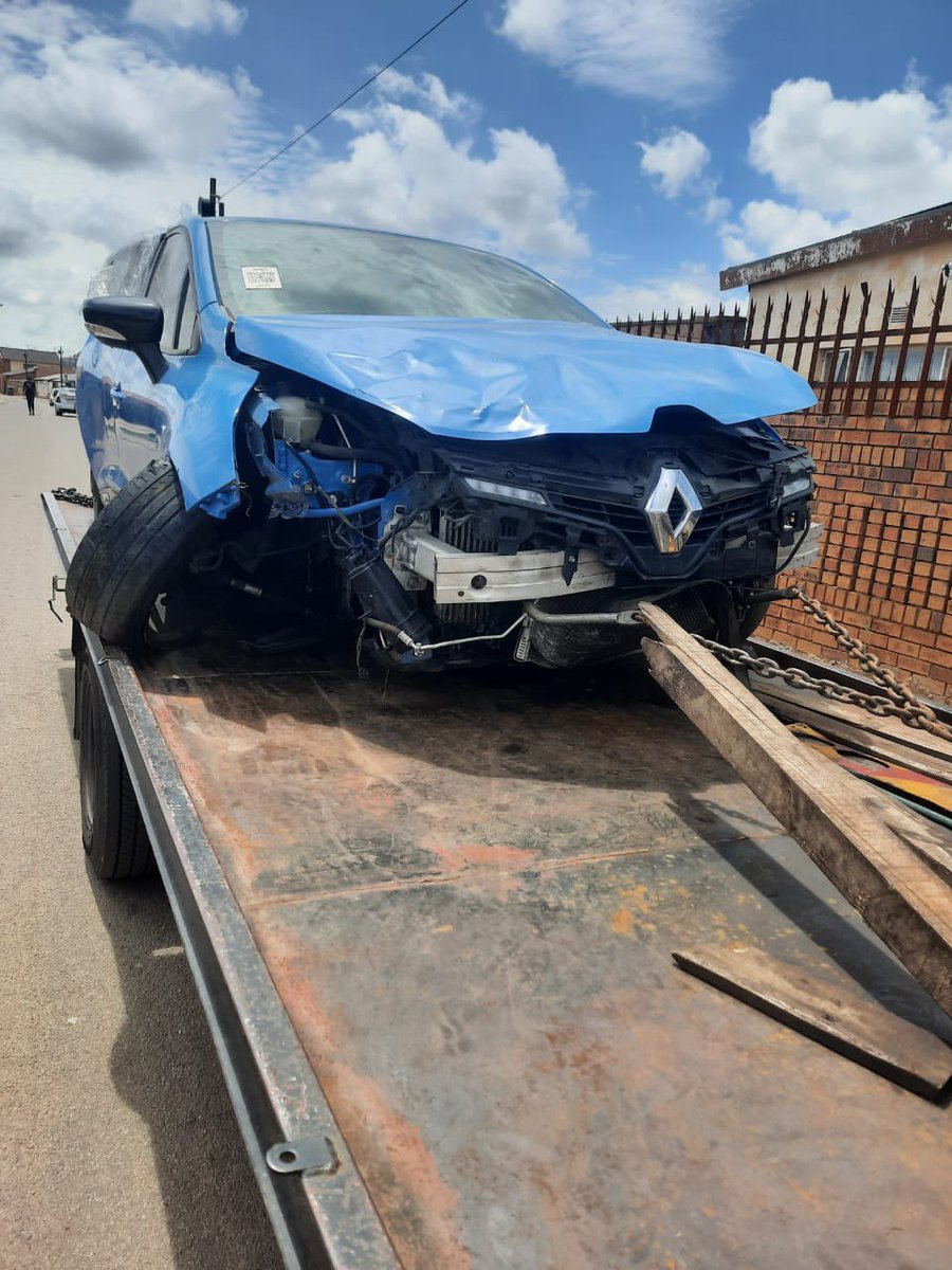 SparesRenault's tweet photo. 2015 Renault clio 4 900T dynamique stripping for spares 

Call or WhatsApp 0651637723 https://t.co/PTWI1W6nIz