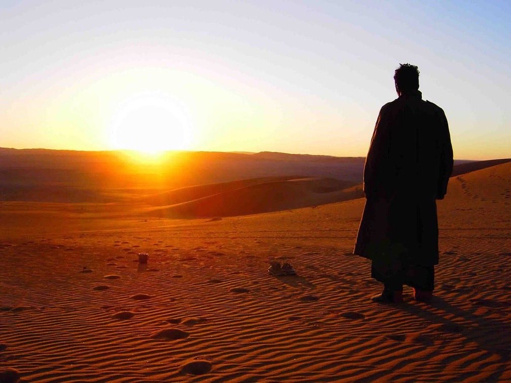 Amica/o,
Ti auguro di vedere oltre il visibile:
di vedere la vita dove c’è la morte
di vedere Dio dove c’è l’uomo
di vedere l’uomo dove cerchi Dio
di credere alla riconciliazione dove c’è separazione
di credere all’amore quando sei ferito dall’odio
cioè di avere occhi profetici.