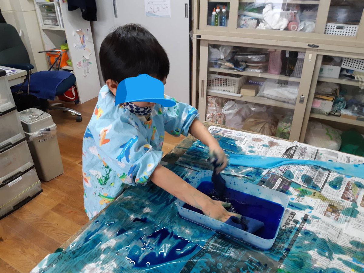 TamariskNZ's tweet photo. When the #misconception is that #fabric gets painted the only thing to do is an #inquiry into dye @KyotoIntlSchool #handsonlearning #learningatKIS https://t.co/J8kaCqSnTI
