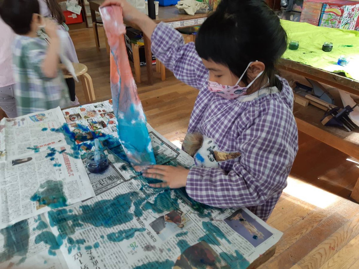 TamariskNZ's tweet photo. When the #misconception is that #fabric gets painted the only thing to do is an #inquiry into dye @KyotoIntlSchool #handsonlearning #learningatKIS https://t.co/J8kaCqSnTI