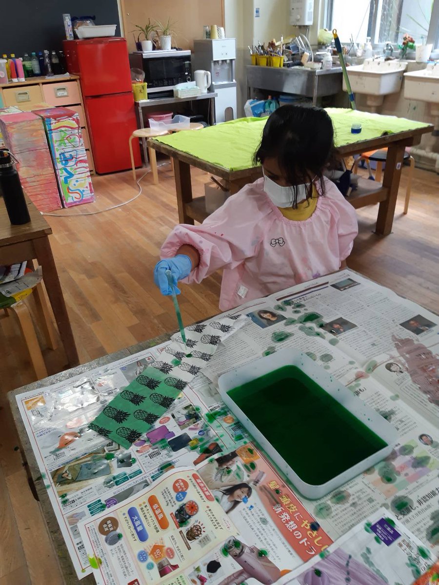 TamariskNZ's tweet photo. When the #misconception is that #fabric gets painted the only thing to do is an #inquiry into dye @KyotoIntlSchool #handsonlearning #learningatKIS https://t.co/J8kaCqSnTI