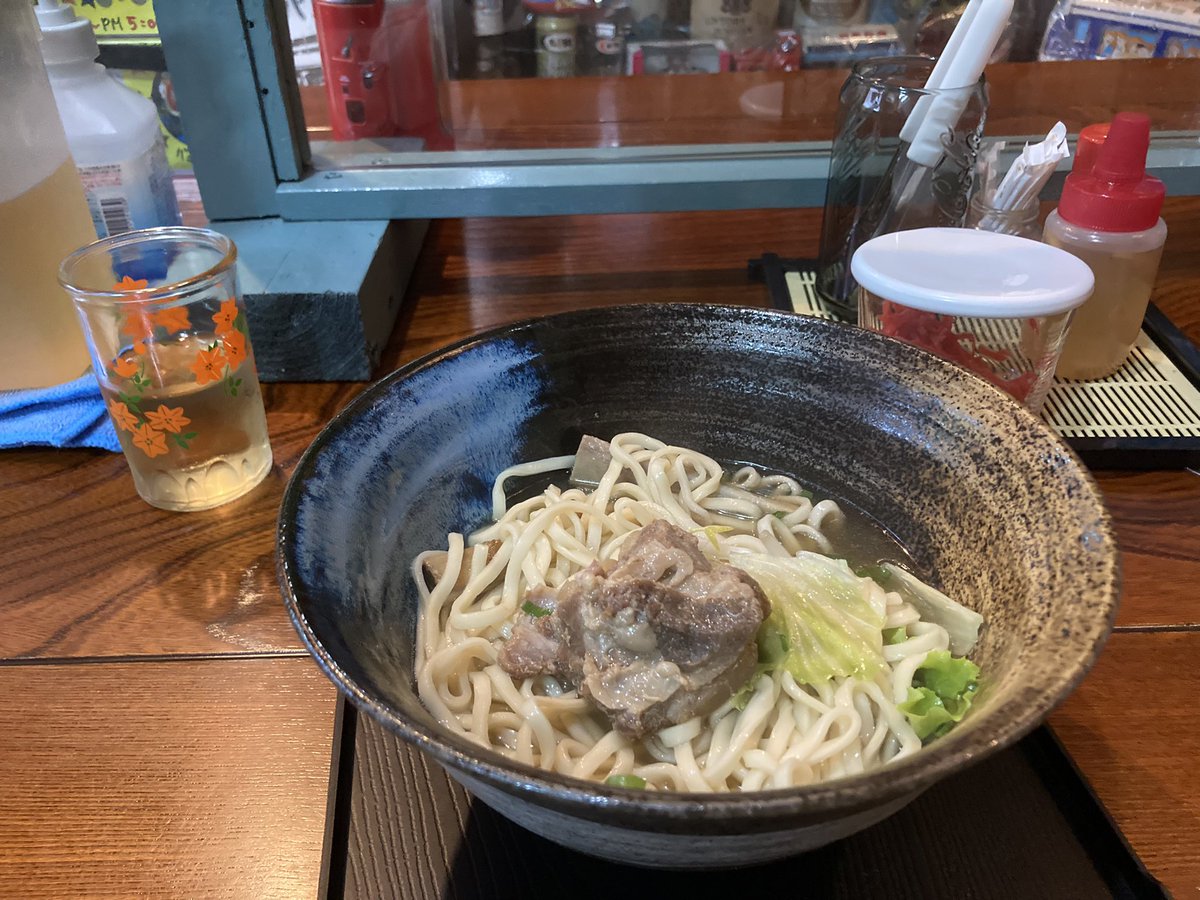 0_shuta's tweet photo. お昼に立ち寄った沖縄そば屋���ん。
レトロな感じが良くってずーーーっと居たかった‼︎
#ふる���屋そば https://t.co/3DMQfCZyBI