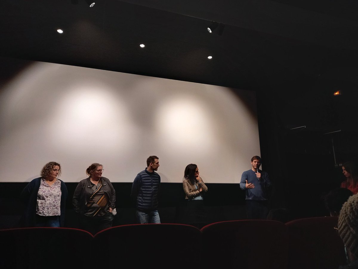 YannBreheret's tweet image. Invasion de Gilets jaunes hier soir au cinéma les @3Luxembourg  pour l'avant-première du film d'Emmanuel Gras dont ils sont les héros et à qui il donne un visage et une voix. #UNPEUPLE