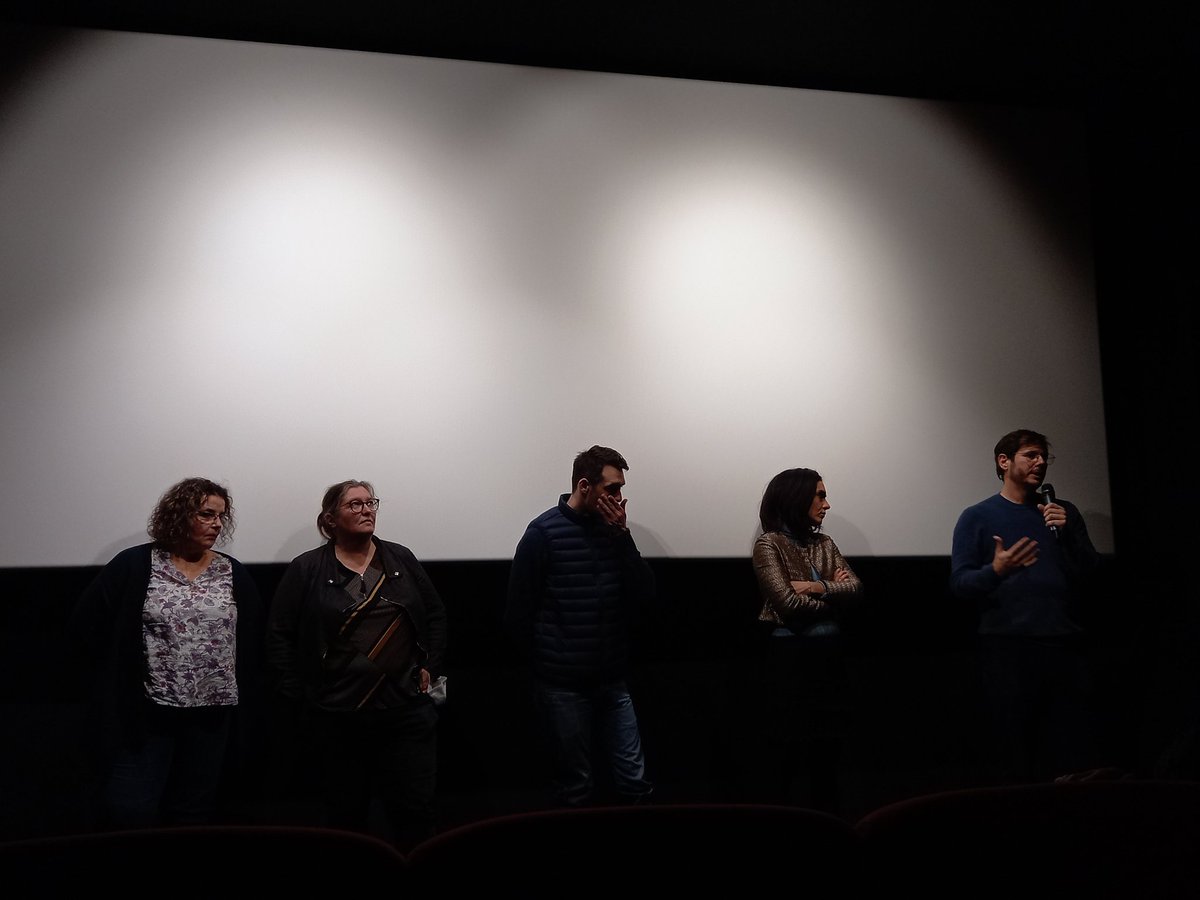 YannBreheret's tweet image. Invasion de Gilets jaunes hier soir au cinéma les @3Luxembourg  pour l'avant-première du film d'Emmanuel Gras dont ils sont les héros et à qui il donne un visage et une voix. #UNPEUPLE