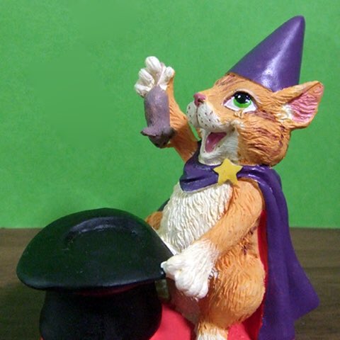 tjngkr's tweet photo. ユーモラスな作風で知られるアメリカの漫画家、ゲイリー・パターソン(1941-)の “Curious Kitties Figurine Collection”より、”NOW FOR MY DISAPPEARING ACT”。ネズミを何らかの方法で消失させようとしている陽気なネコのフィギュア。6×5.5×7cm。
#猫の日
#GaryPatterson
#マジシャンフィギュア
#0079 https://t.co/69uZ5ZsM0q