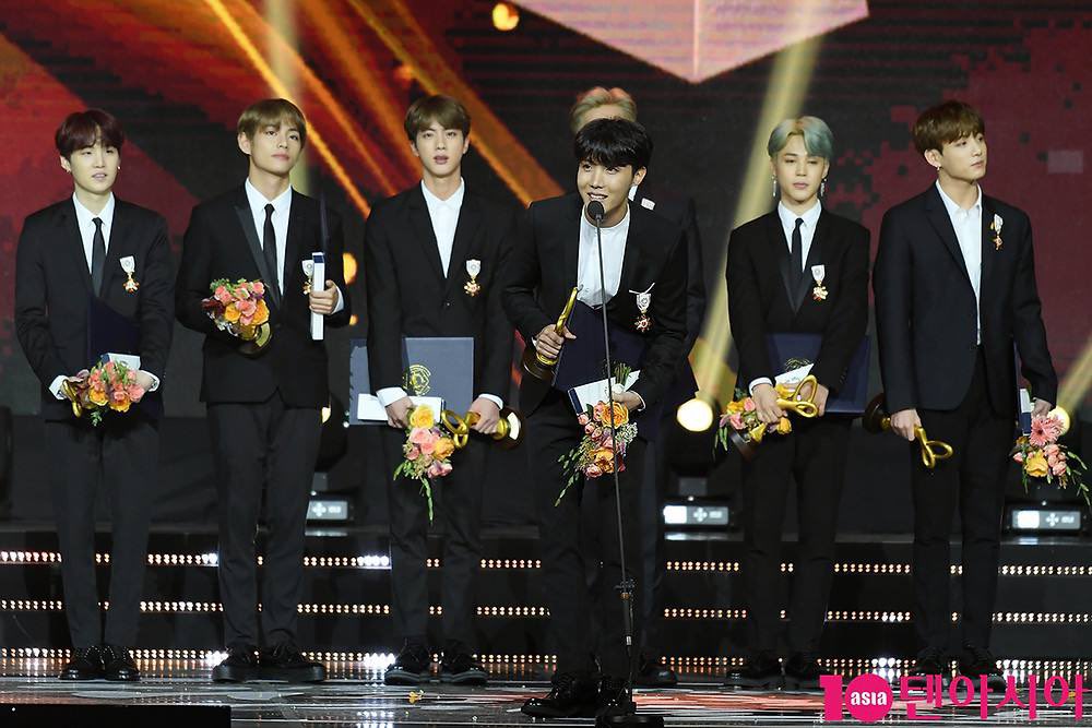 Церемония бтс. Бтс 2019. Чонгук ama 2021. Бтс мемберс. Бтс церемонии награждения.