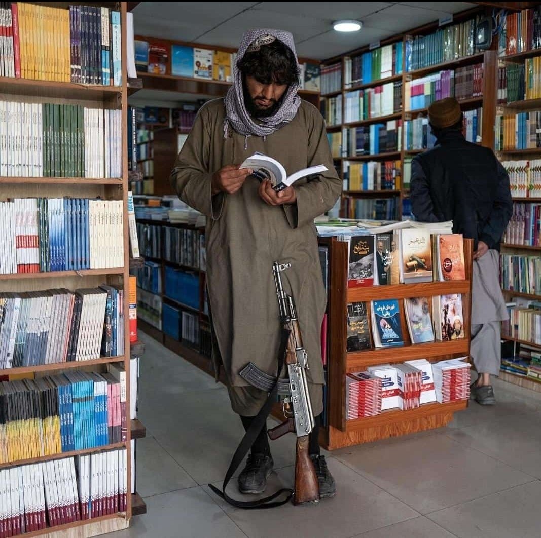 Adityarahbar120's tweet image. किताबें हर युग में
युद्धों के खिलाफ़ खड़ी रही हैं 
परमाणु परीक्षण से ज्यादा 
इस दुनिया को किताबें पलटने की जरूरत है

किताबों से बड़ा युद्ध नहीं इस दुनिया में
बर्बरता के खिलाफ़! 

- आदित्य रहबर 

(तस्वीर - काबुल की लाईब्रेरी से)।