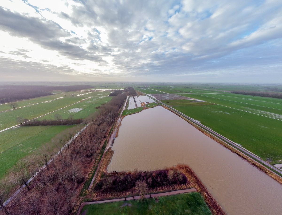 BartBoswachter's tweet image. Waterberging Pompveld - Andelsch Broek voor het eerst sinds 2017 in functie als waterberging! Door een verlaging in de kade stroomt het water bij hoge waterstand de berging in. Als het water in de polder weg is laten we langzaam dit water weer wat terug stromen. #Pompveld