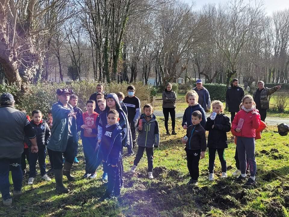 LimensJsa's tweet photo. Nettoyage des berges et initiation à la pêche pour nos jeunes stagiaires hier pour ouvrir le stage sur le thème de l'environnement! https://t.co/J2UYge2YJB