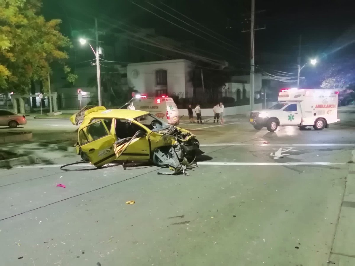 Impresionante accidente en el norte de Barranquilla deja varias personas heridas. Detalles al aire en <a href="/AtlanticoEmi/">EmiAtlantico</a> @LaReina986