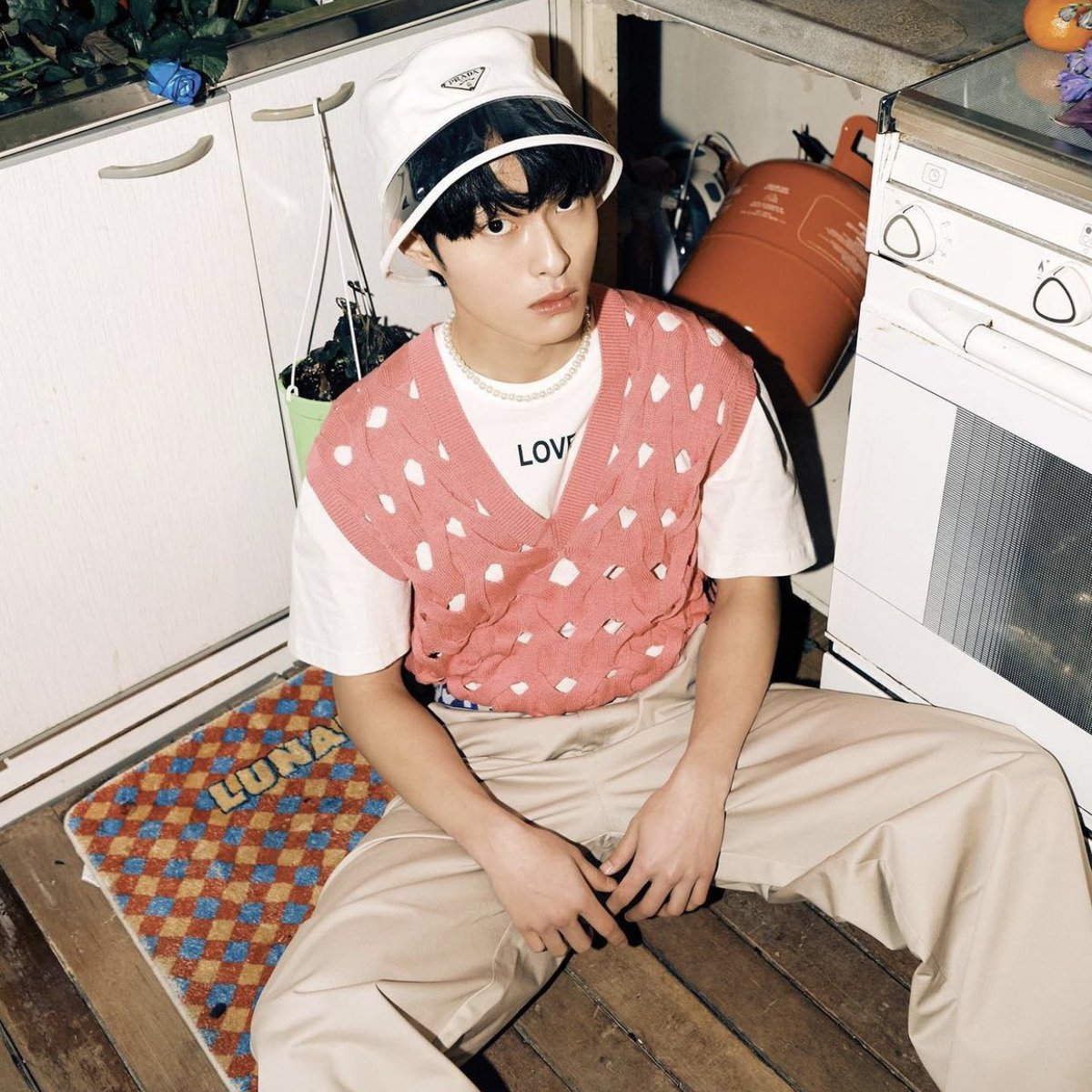 beyooncy's tweet photo. chanyoung bucket hat >> https://t.co/yE9t6TAapu