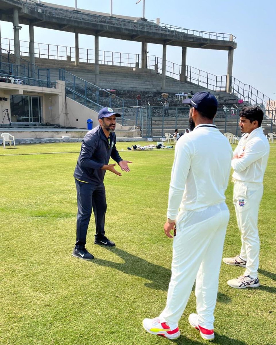 ajratra's tweet photo. It was nice to chat about Wicket Keeping with Maharashtra Wicket Keepers 🧤 - Vishant More & Avdhoot Dandekar after the match.
#AjayRatra #Coach #AssamTeam #RanjiTrophy #WicketKeeper https://t.co/6ujDGfdHbJ