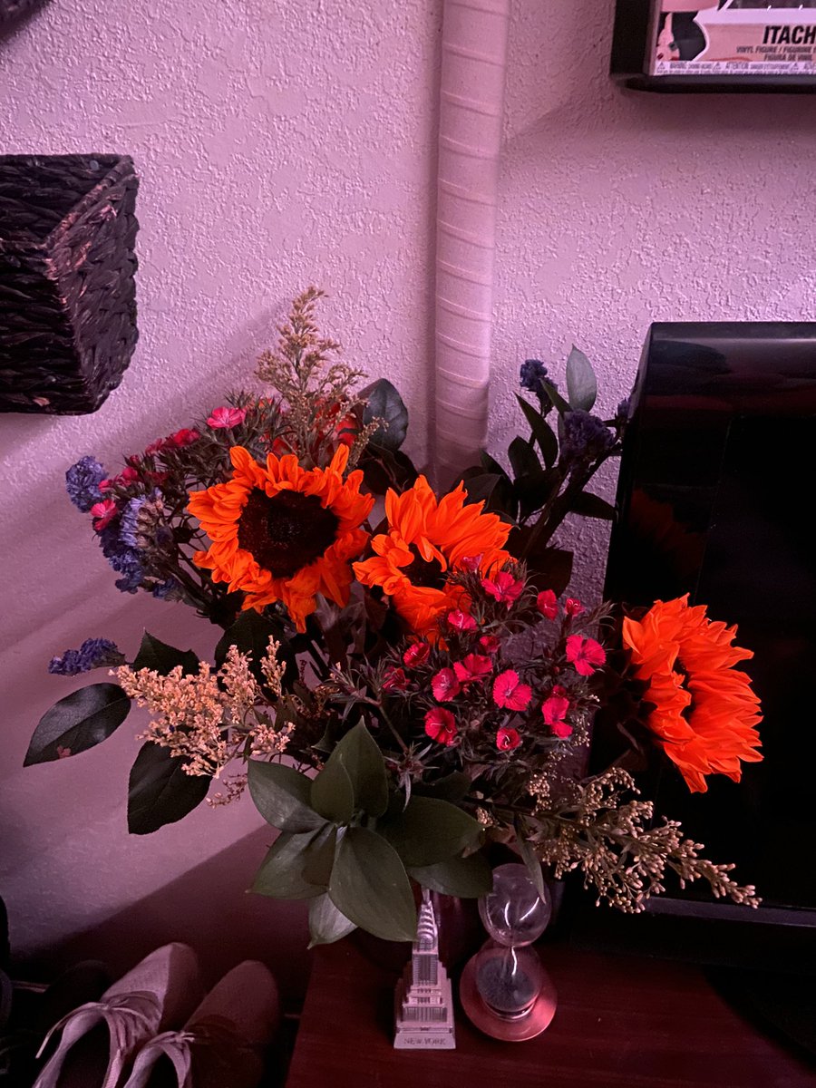 My gf bought me flowers and this is the first time I’ve ever gotten flowers 💛