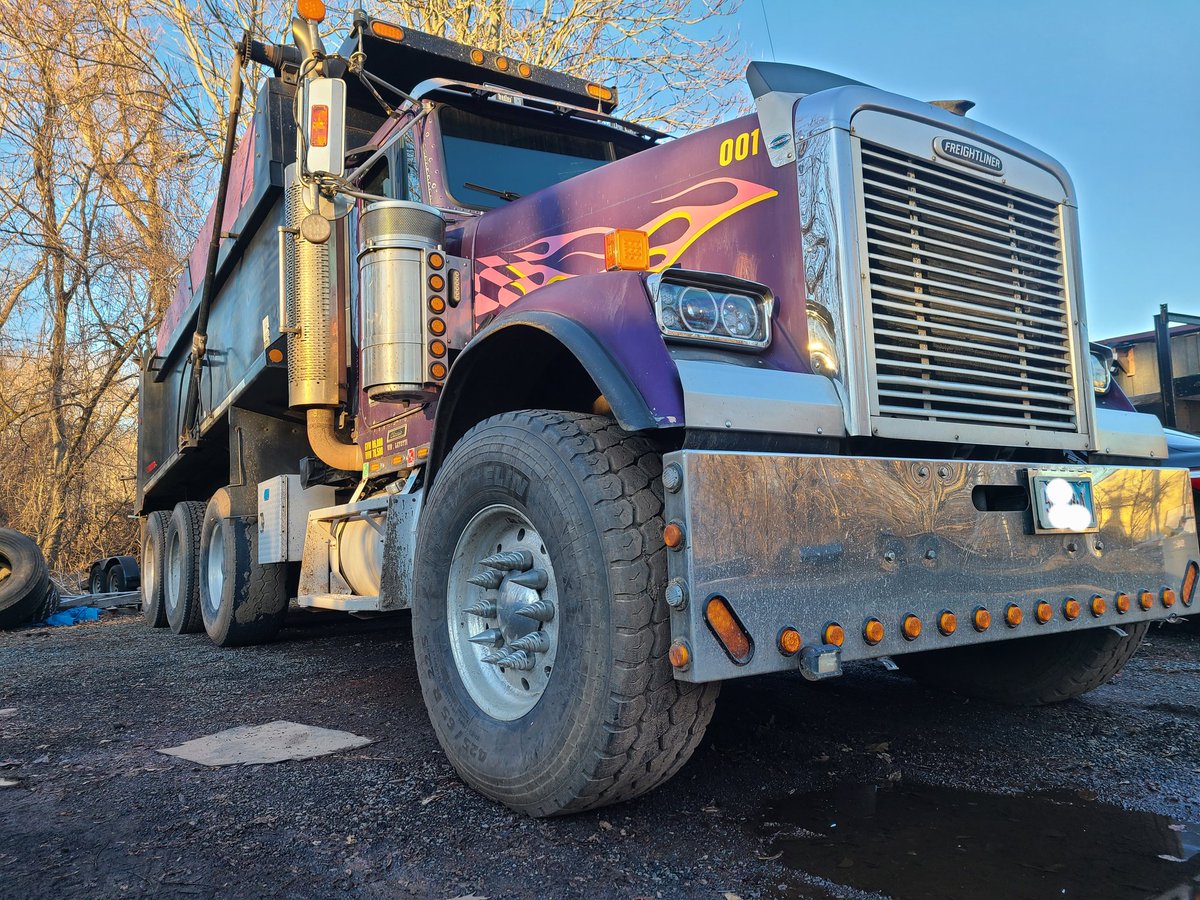 MatanaMuddCobw1's tweet image. #Freightliner #Classic #Triaxle #DumpTruck #Construction 
2000 Freightliner Classic Triaxle for Sale!