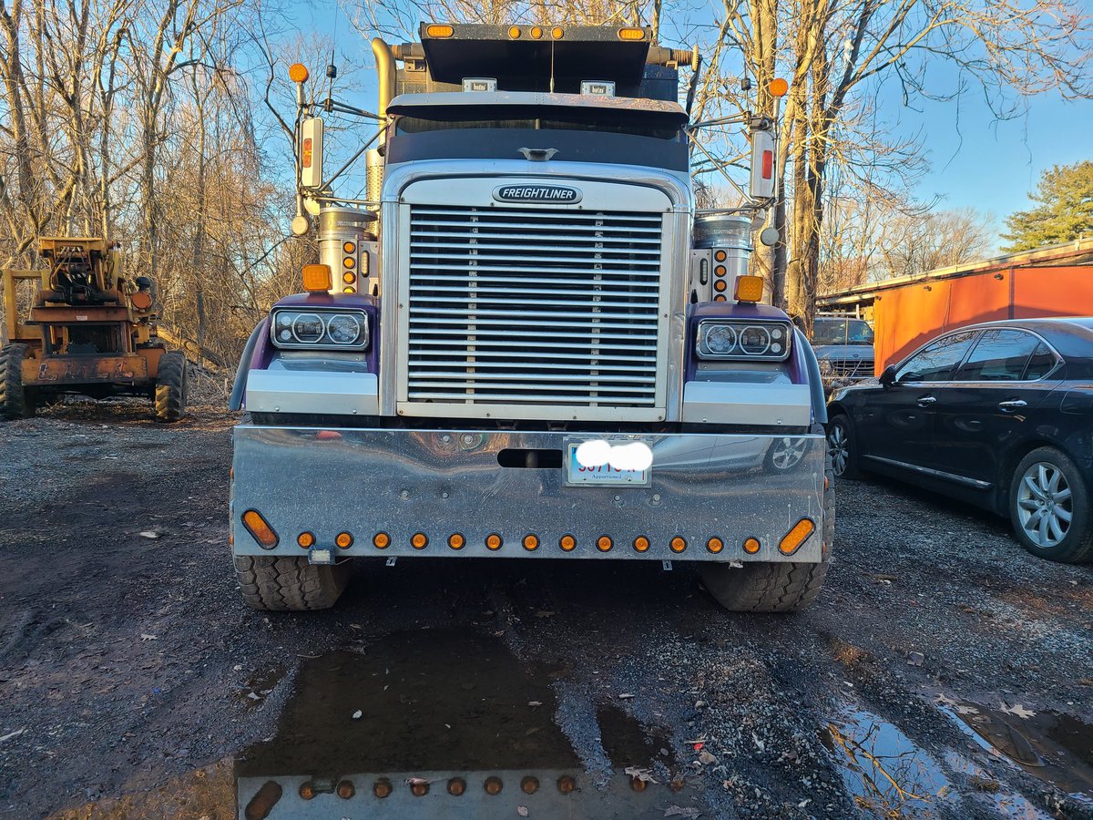MatanaMuddCobw1's tweet image. #Freightliner #Classic #Triaxle #DumpTruck #Construction 
2000 Freightliner Classic Triaxle for Sale!
