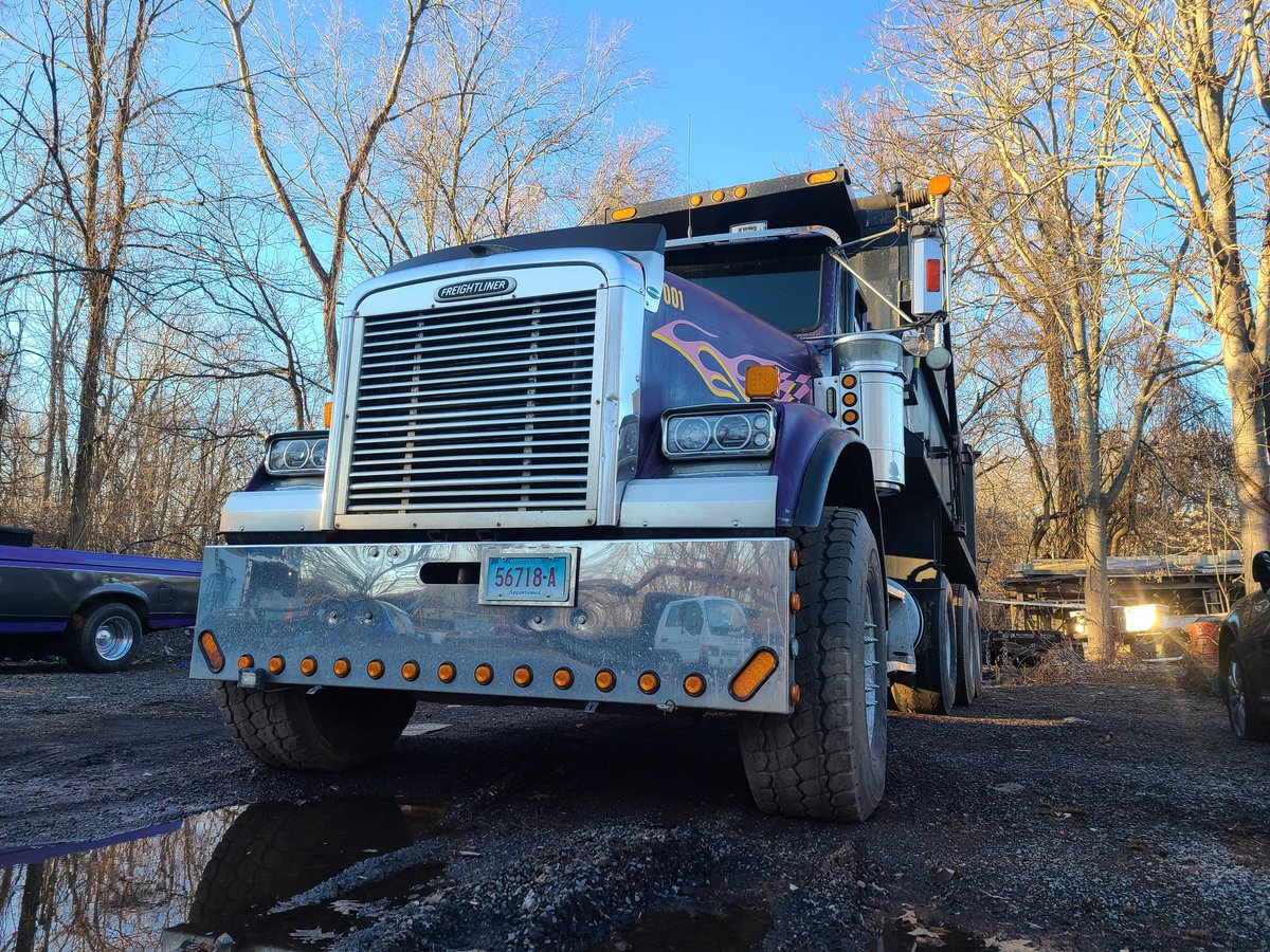 MatanaMuddCobw1's tweet image. #Freightliner #Classic #Triaxle #DumpTruck #Construction 
2000 Freightliner Classic Triaxle for Sale!