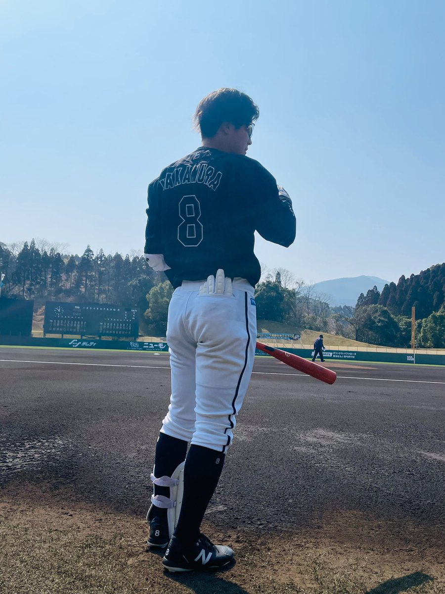 chibalotte's tweet photo. キャプテン #中村奨吾 選手も合流です！試合開始に備えます！#chibalotte #球春みやざきベースボールゲームズ #広報 https://t.co/ype3HBXh3k