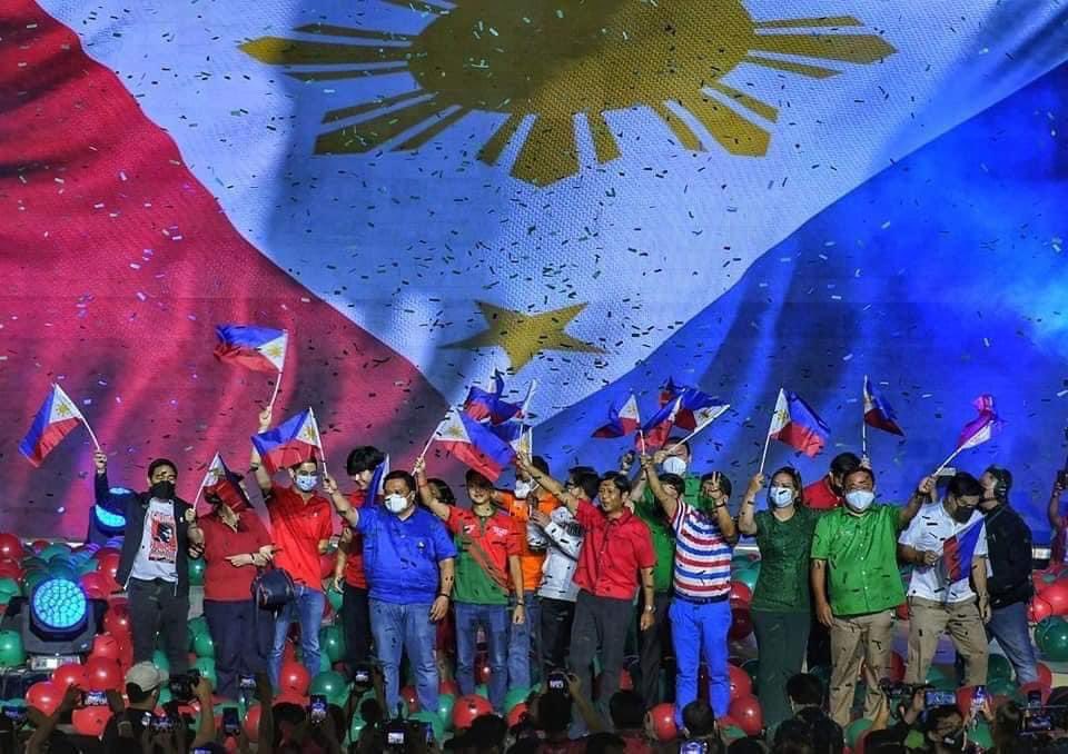 necomedez's tweet photo. Kakampinks: Bakit si Marcos?
Ako: WALA KANG PAKI! https://t.co/LgOcN2swpa