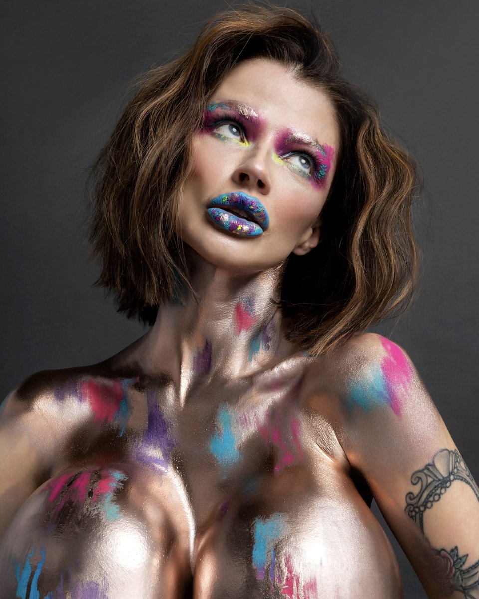 Rose gold beauty @joslynjamesx.🌹
.
Photographer: <a href="/gabyduong/">Gaby Duong</a> 
MUA: @lettylopezmakeup 
.
#joslynjames #lasvegasphotographer #portraitphotography #beautyphotography #makeupideas