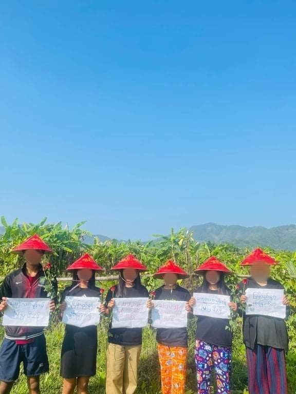 pzl_jourlm's tweet photo. #LaungLone : Courageous youths staged 222222 reunion march protest against the military regime under colourful sunshine .

#222222MyanmarStrikes
#2022Feb22Coup 
#WhatsHappeningInMyanmar https://t.co/x3qbJ0gA65