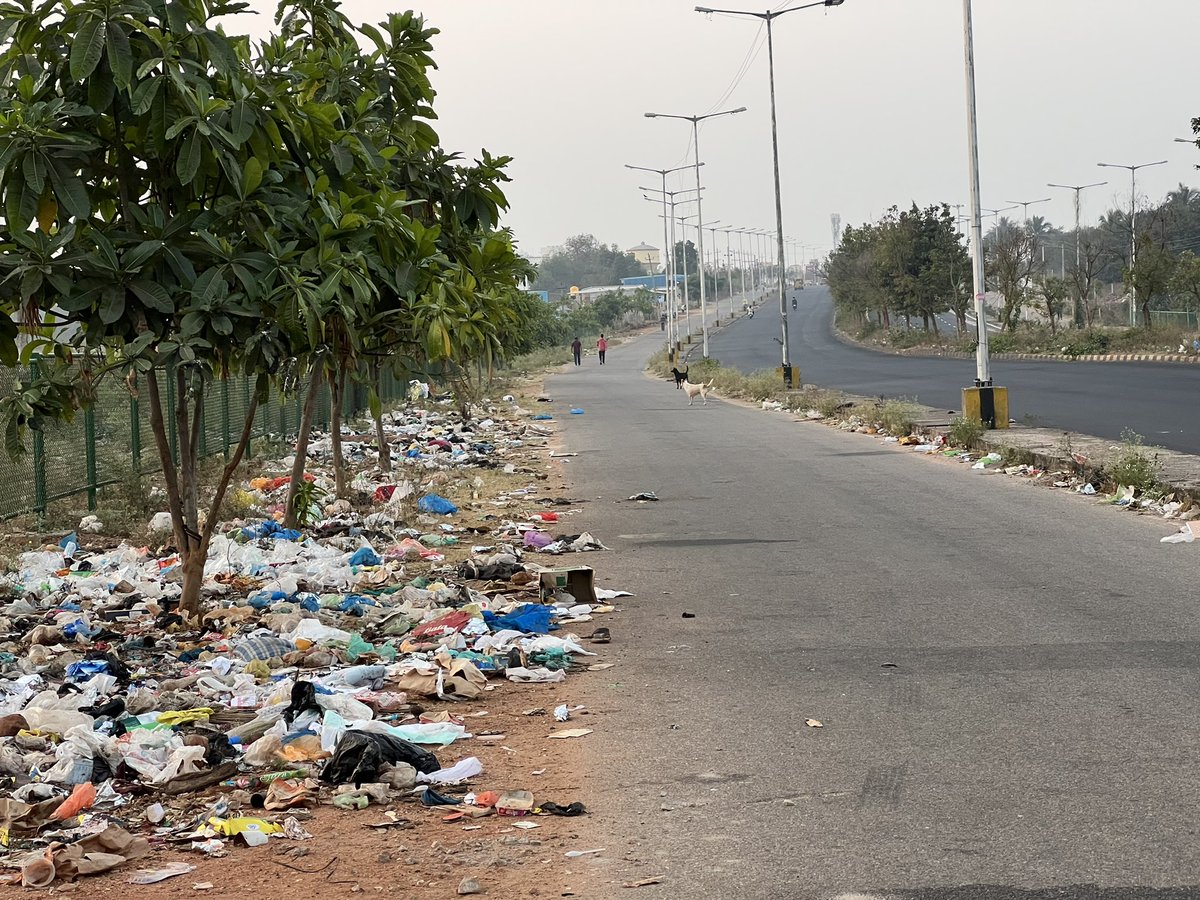 ravikeerthi22's tweet photo. Saw this Garbage pile near Dattagalli ring road last Sunday and sent a DM to our MP @mepratap and Whole pile of Garbage is cleared today morning along the stretch from Aditya Circle to RT Nagar side
Thanks for quick response from MP and Local Corporator Laxmi Kiran
#CleanMysuru https://t.co/UTZZCbiWob