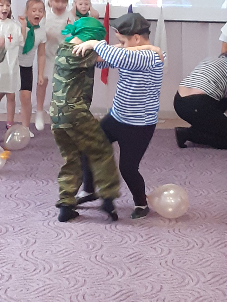 В Васильке проходят праздники - посвященные 23 февраля.
Нашей Армии любимой
День рожденья в феврале,
Слава ей, непобедимой!
Слава миру на земле!
Пусть будет мир и не гремят снаряды, пусть дети не знают слово война.