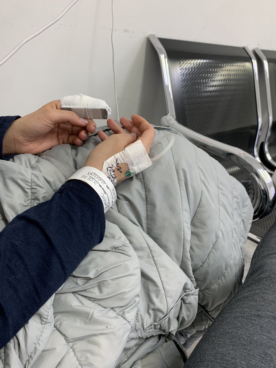 Diana_Navarro22's tweet photo. @ClubBODYTECH Lindo acompañamiento 11:15 pm sigo en urgencias con Natalia hospitalizada (canalizada en una silla toda la noche) en el hospital Mederi a través de mi EPS, esperando mañana que la vea el cirujano. GRACIAS POR TANTO! https://t.co/DJJBaHnLY0