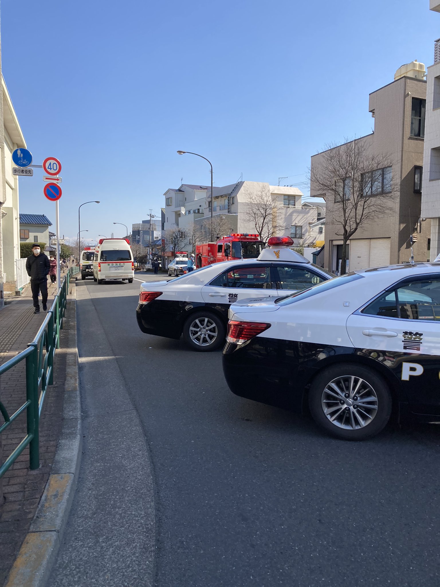 こゆき ひばりヶ丘南口から 保谷志木線に向かう道 保谷方面のはなバスが通る道 で 乗用車が歩道に乗り上げる事故が発生 片側通行止めです T Co Litip0yiav Twitter