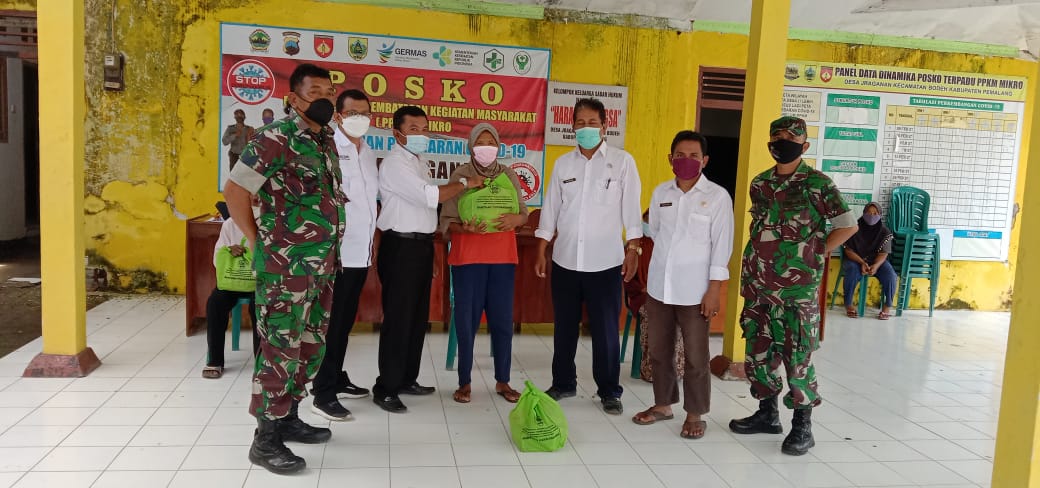 Jraganan_Bodeh's tweet photo. Pemberian Bantuan untuk korban angin puting beliung di dusun kaliwuluh Desa Jraganan Kec.Bodeh Kab.Pemalang
@Kec_Bodeh 
@BapermasKBPml 
@PemkabPemalang https://t.co/G523OxSZjD