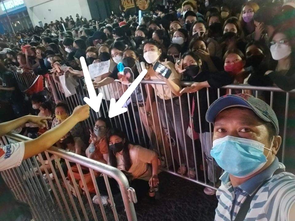 yvonnecutie_'s tweet photo. Tysm sa pagsama sa'kin, Papa. You protected me &amp; pinapunta mo ko sa mas maayos ko sila mapapanood. Nakipagkulitan ka pa sa A'tin tapos sabi ko lang videohan mo yung esbi paglumabas tas nagulat ako nakipagpicture ka na. I love you so much pa, you're the best father that i have! <3 https://t.co/RDyjNSRU9x