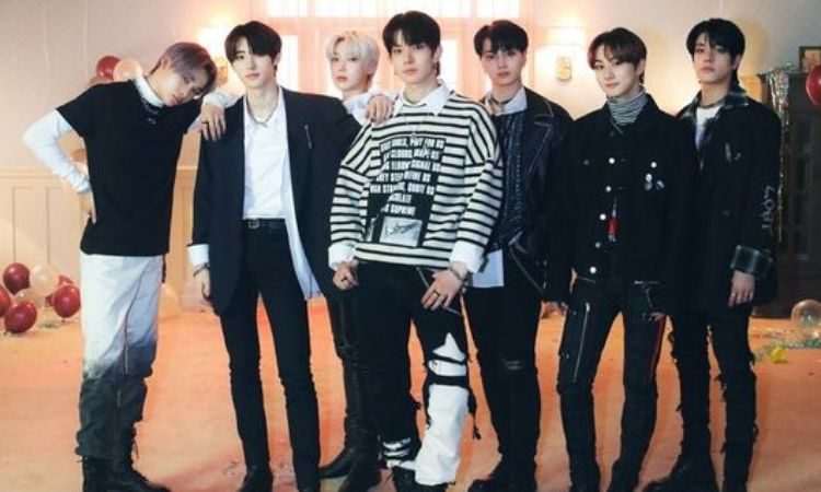 bangtanfanboy17's tweet photo. #ENHYPEN's #Drunk_Dazed becomes 2nd song to surpass 100M streams on Spotify!!! 🥳🔥
"Blue Hour" is the 4th song by #TXT
to reach 100M streams on Spotify, joins CROWN, 0X1=LOVESONG, RUN AWAY! #BlueHour100MonSpotify https://t.co/1VFezCbcbx