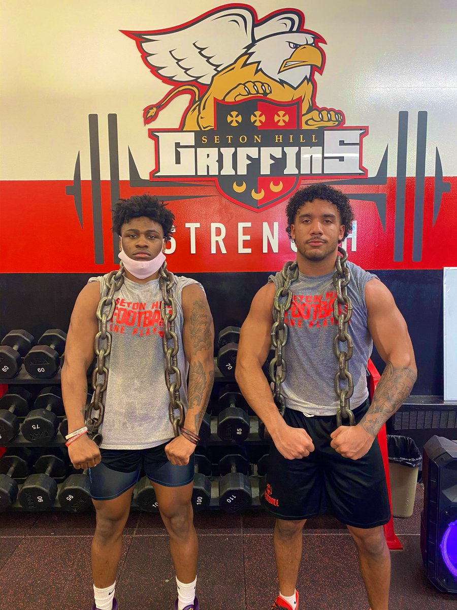 SHU_FBALL's tweet photo. Best way to start the week off #moveweightmondays #swolgriffs https://t.co/853p5o9Auq