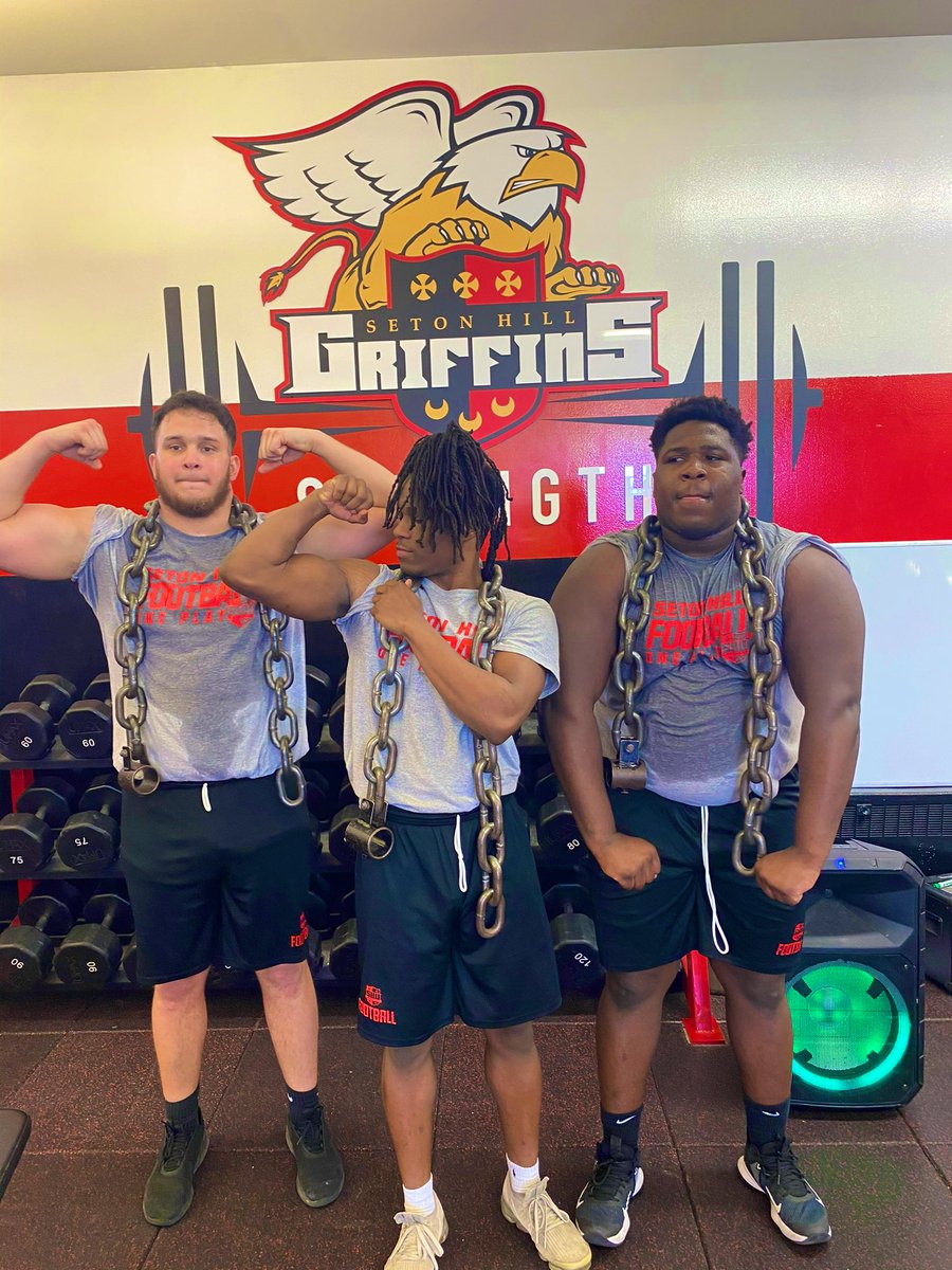 SHU_FBALL's tweet photo. Best way to start the week off #moveweightmondays #swolgriffs https://t.co/853p5o9Auq