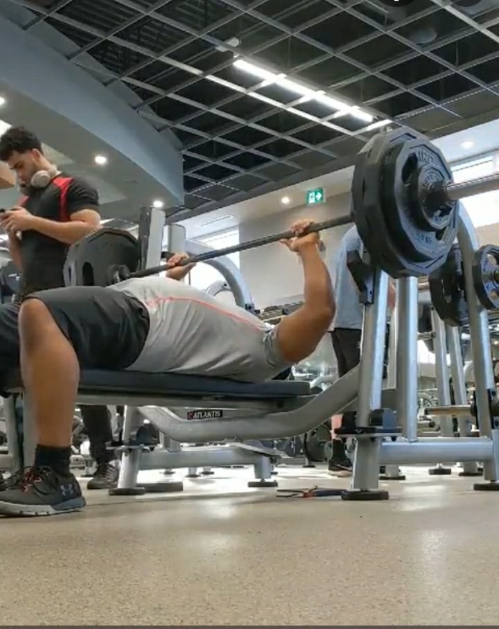 Akash95698630's tweet photo. I wanted to press 405 on a regular basis, so I figured what weight I would need for a progressive overload. Similar to a 5/3/1, but final week; just work to lift 405 every week for at least 1 rep. This is 305lbs. #BenchPress #ChestDay https://t.co/deozD9wJOj