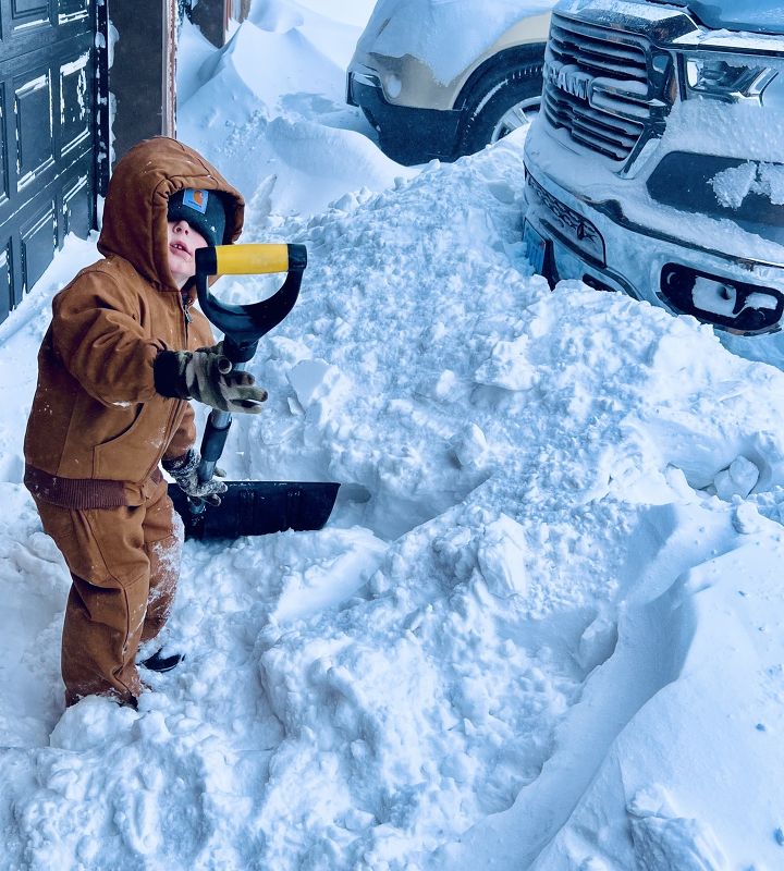 HutchsWeather's tweet photo. Good Help is SO Valuable!! I mean... grab your overalls and get 'er done!!!! 
In Eldridge ND 
By Bobbi Hofland
#snowremoval #blizzard #ndwx #goodhelpishardtofind #carhartt #strongkids https://t.co/8oK1icC9Vj