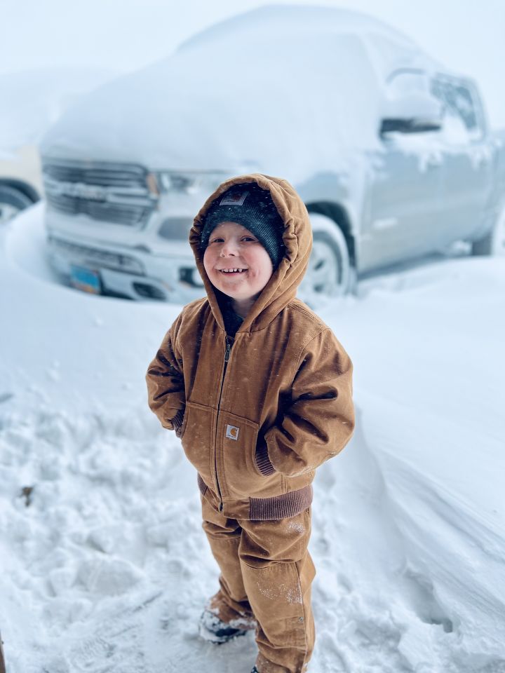 HutchsWeather's tweet photo. Good Help is SO Valuable!! I mean... grab your overalls and get 'er done!!!! 
In Eldridge ND 
By Bobbi Hofland
#snowremoval #blizzard #ndwx #goodhelpishardtofind #carhartt #strongkids https://t.co/8oK1icC9Vj