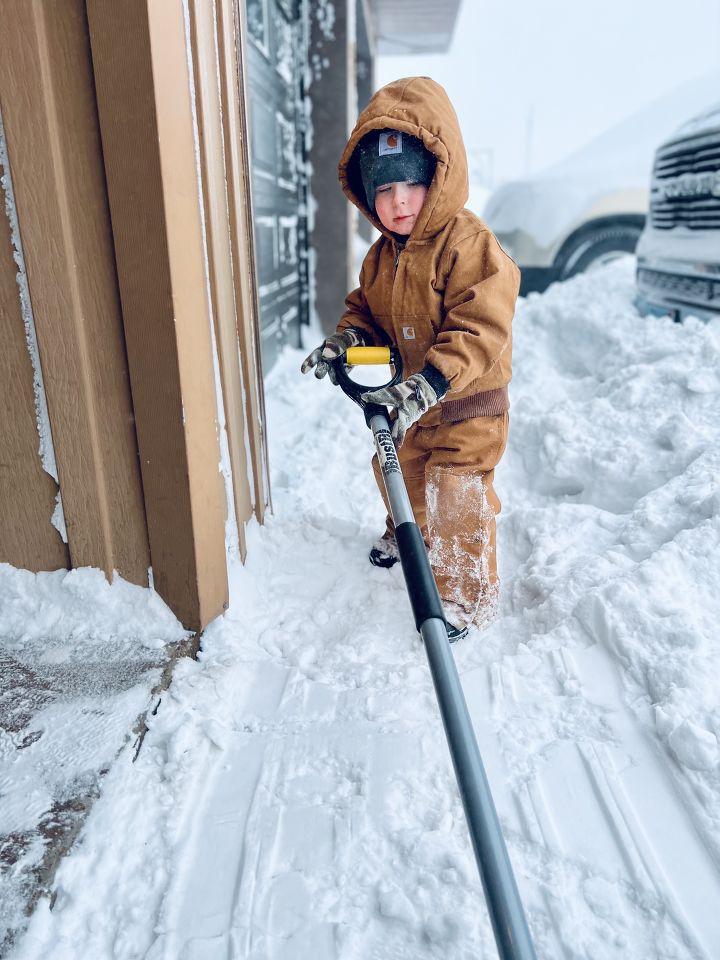 HutchsWeather's tweet photo. Good Help is SO Valuable!! I mean... grab your overalls and get 'er done!!!! 
In Eldridge ND 
By Bobbi Hofland
#snowremoval #blizzard #ndwx #goodhelpishardtofind #carhartt #strongkids https://t.co/8oK1icC9Vj