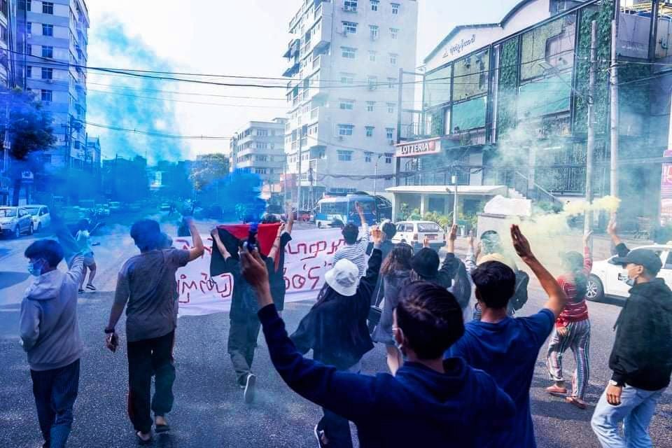 FreddyThaw21's tweet photo. 🇲🇲✊ Youths of #Yangon also joined "222222 Revolution Strike" and showed their "Freedom from Fear"  to against Military Dictatorship.
#WhatsHappeningInMyanmar
#2022Feb22Coup https://t.co/O0lIZw8167