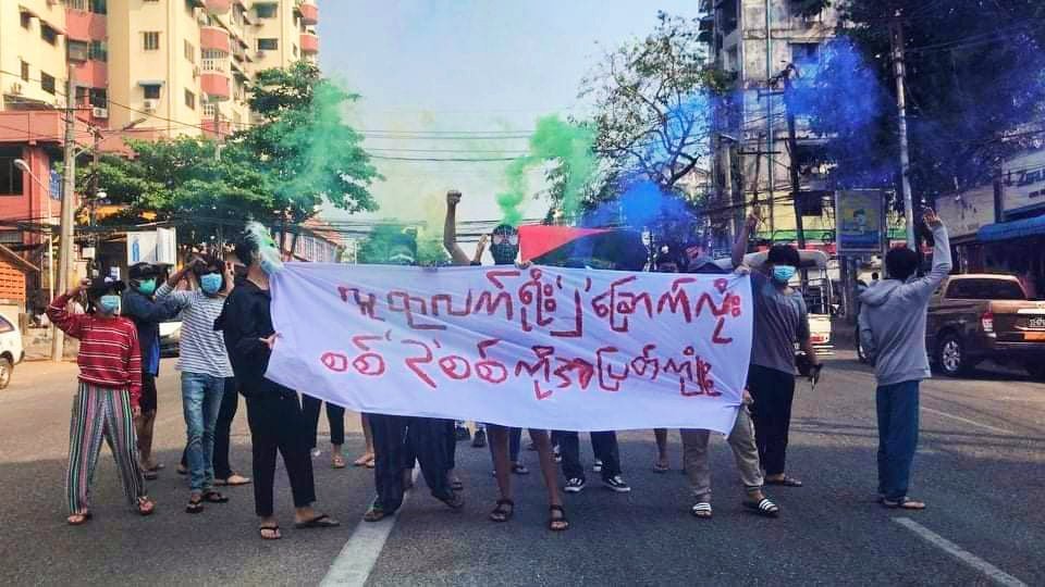 FreddyThaw21's tweet photo. 🇲🇲✊ Youths of #Yangon also joined "222222 Revolution Strike" and showed their "Freedom from Fear"  to against Military Dictatorship.
#WhatsHappeningInMyanmar
#2022Feb22Coup https://t.co/O0lIZw8167