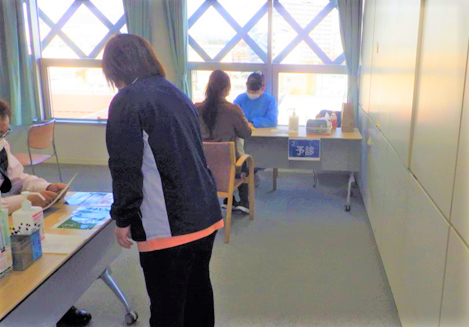 芦花ホーム では 2月の上旬に３回目の新型コロナウイルスワクチンの追加接種を行いました お一人お一人が積極的に接種にご協力いただき スムーズに行うことができました 利用者の皆様の健康状態や変化の有無等に留意し 引き続き感染症対策に努めてまいります