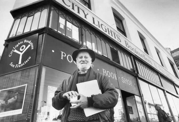 'Tutto ciò che volevo fare era dipingere luce sui muri della vita'. Oggi nel 2021 moriva il #poeta, editore e libraio statunitense #LawrenceFerlinghetti, esponente della Beat Generation. #22febbraio.