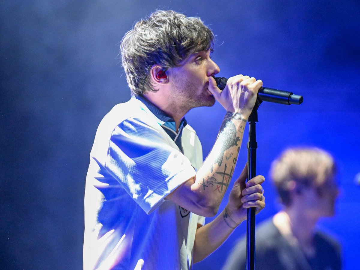 fitflouisst's tweet photo. abro hilo absolutamente necesario de fotos en buena calidad de louis tomlinson en su concierto en Indianapolis 🤍 https://t.co/x7rIQhcUIY